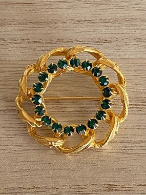 Vintage 1960s Gold Wreath Brooch - Emerald Green Rhinestone Circle Pin